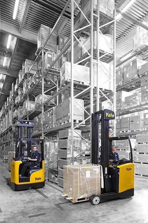 Reach truck can lift goods in racking systems up to 12 meters high
